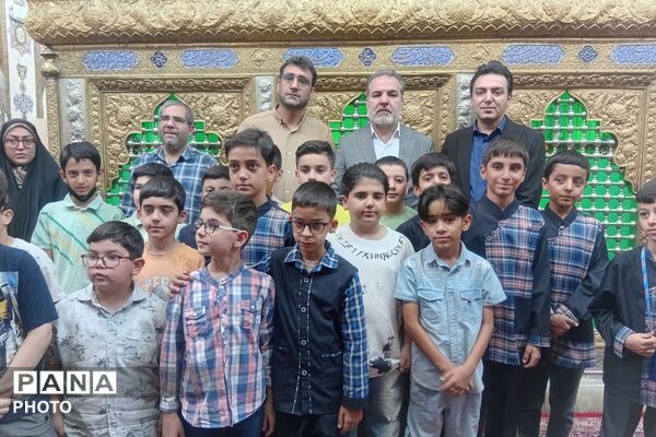 غبارروبی مزار شهدا با حضور مدیر آموزش و پرورش ناحیه دو شهرری 