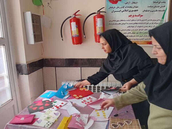 ساخت کارت پستال در هفته سلامت‌روان توسط دانش‌آموزان مدرسه مادرمهربان خلیل‌آباد