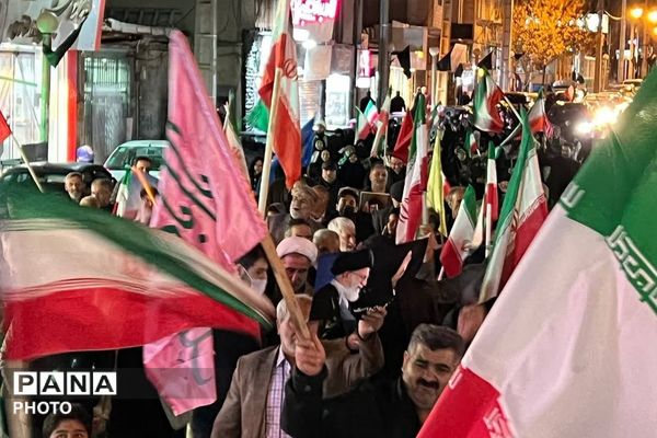 اجتماع بزرگ شبانه مردم فیروزکوه در میدان معلم