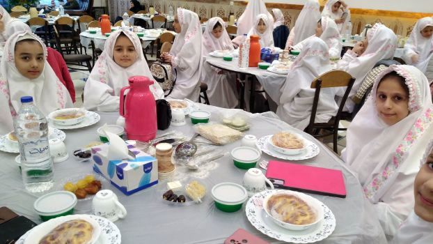 سفره‌ای برای روزه‌اولی‌های دبستان پروین اعتصامی گوگان