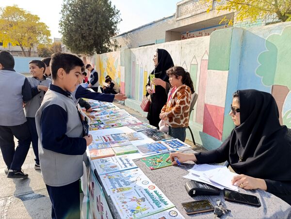برگزاری نمایشگاه کتاب در دبستان معلم دو آشخانه 