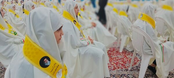 گردهمایی بزرگ دانش‌آموزان دختر مدارس غیر دولتی در همایش یاوران مقاومت یاوران نماز