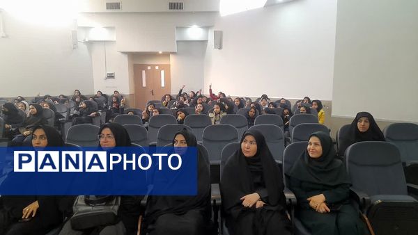 بزرگداشت یادواره شهدا در ایام الله دهه فجر دبستان آرمیتا مصلی نژاد ناحیه هفت