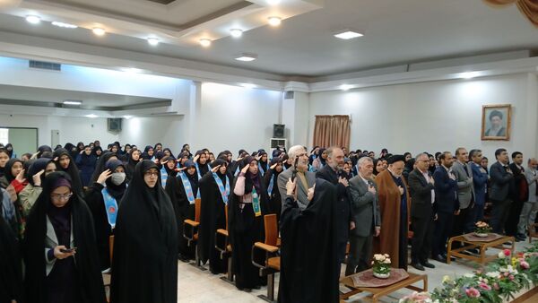 نواختن رنگ انقلاب  در دبیرستان مهشید مصلی نژاد