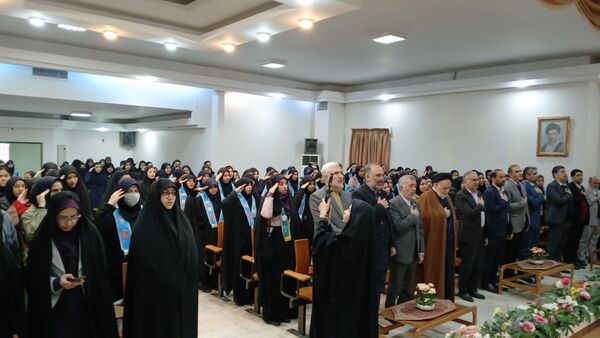 نواختن رنگ انقلاب  در دبیرستان مهشید مصلی نژاد