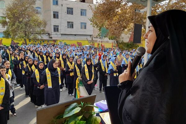برگزاری همایش وطن‌یار در توحید یک؛ ادای احترام دانش‌آموزان به شهدای جنگ ۱۲روزه با حضور مادر «پسر آسمانی» عرشیان افشارمند در شهرستان قدس