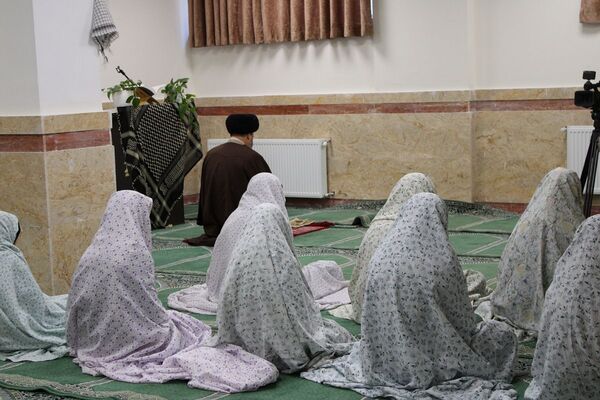 اقامه نماز جماعت در دبیرستان هجرانی پردیس به امامت امام جمعه شهرستان