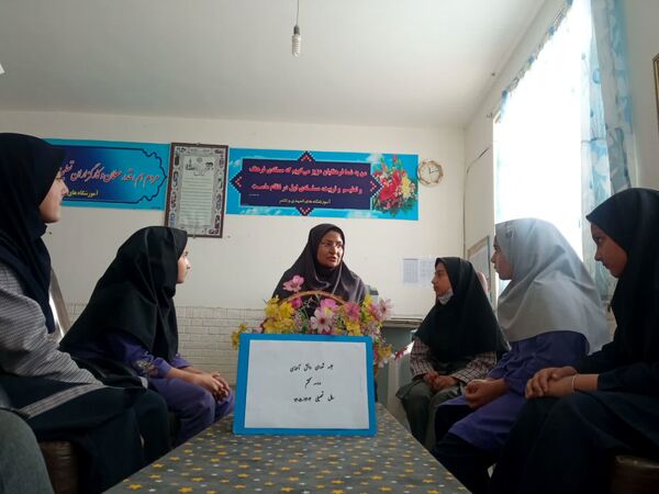 دومین جلسه شورای دانش آموزی در مدرسه تکتم خلیل آباد 