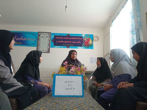 دومین جلسه شورای دانش آموزی در مدرسه تکتم خلیل آباد 