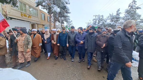 حضور پر شور فرهنگیان و دانش آموزان در کنار مردم ولایتمدار شهرستان صالح آباد در یوم الله ۲۲بهمن