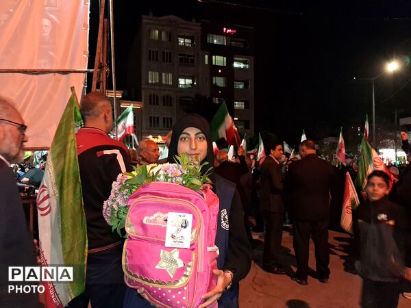 پنجاه و دو شب  در میدان پای کار ایران