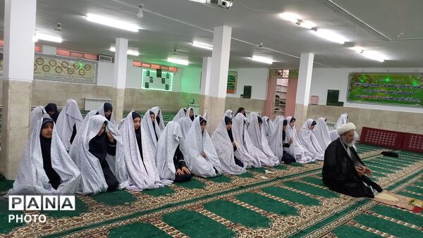 اولین نماز جماعت در مدرسه شاهد قدسیان نیشابور 