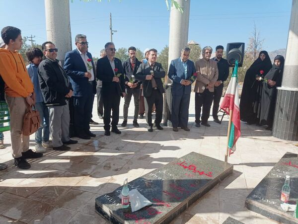 غبارروبی مزار شهدای گمنام دانشگاه آزاد اسلامی واحد کاشمر 