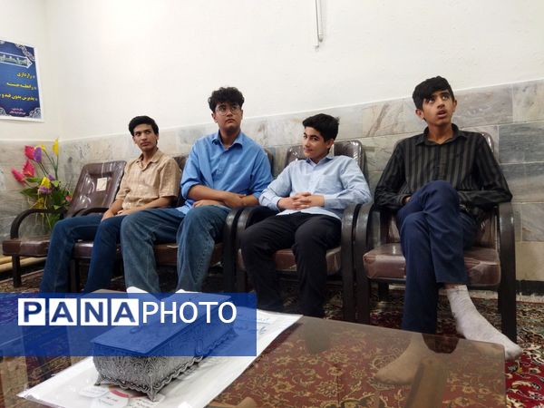 جلسه شورای دانش آموزی در دبیرستان نمونه دانش 