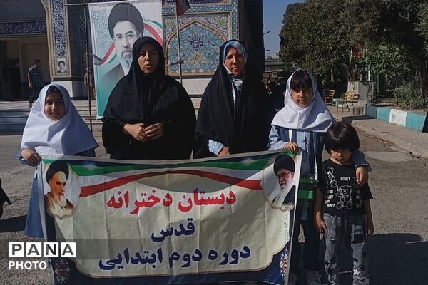 مشارکت دانش آموزان و فرهنگیان مدارس چهاردانگه در نماز جمعه