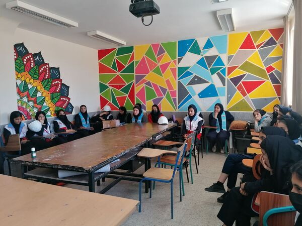 نواختن زنگ زلزله در دبیرستان کوشش شهرستان فاروج 