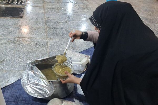 غبارروبی مزار شهدای گمنام توسط نوجوانان جهادگر شیرازی