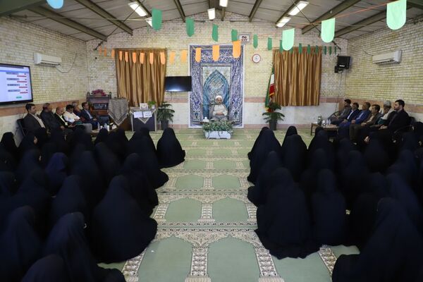 نشست پرسش و پاسخ با حضور نماینده ولی فقیه در استان و امام جمعه در دبیرستان نمونه فرهنگ