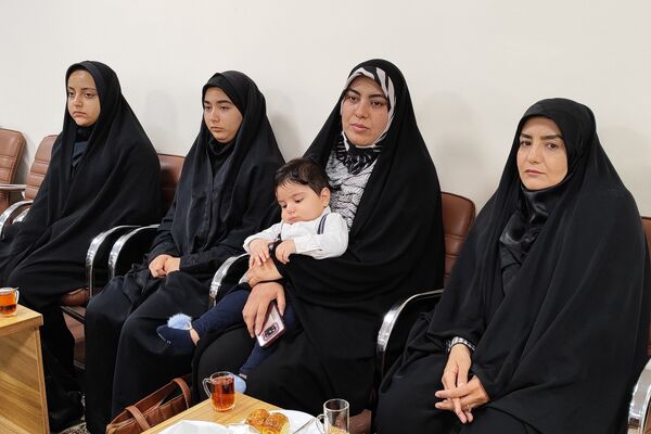 دیدار دختران دانش‌آموز سنندجی با نماینده ولی‌فقیه در کردستان 