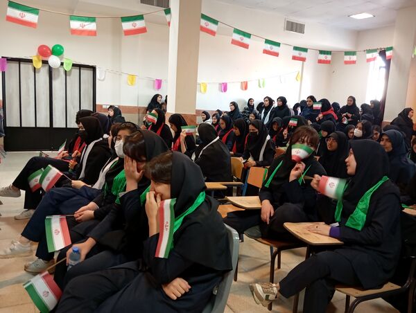 جشن پیروزی انقلاب اسلامی در مدرسه ۱۲فروردین منطقه پردیس 