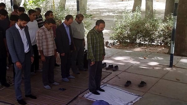اولین نماز جماعت پایه دهمی ها همراه با کادر دبیرستان شاهد ابوذر غفاری 