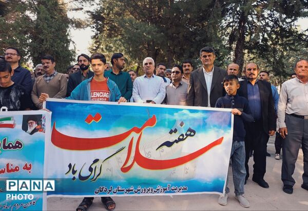 همدلی مسئولان و مردم در پیاده‌روی خانوادگی گامی بلند به سوی سلامتی و انسجام شهری
