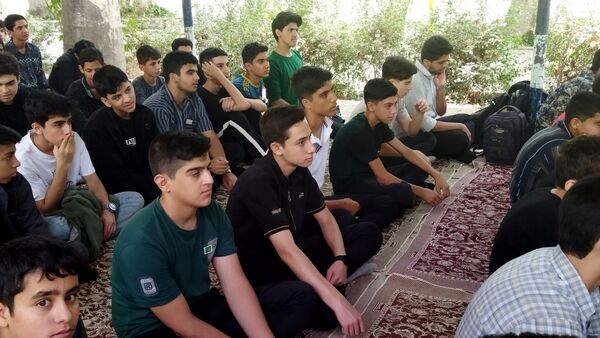 اولین نماز جماعت پایه دهمی ها همراه با کادر دبیرستان شاهد ابوذر غفاری 