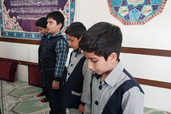 برگزاری نماز جماعت در دبستان شهید قلنبر ناحیه 2 شهرری 