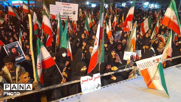 پنجاه و هشتمین شب اجتماع بیعت با رهبری در نورآباد دلفان؛ صحنه‌ای از حضور گرم مردم و بازگشته‌ی ناو دنا