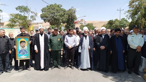 تقدیر از خانواده شهید اسلامی در سالروز اقامه اولین نماز جمعه پس از انقلاب