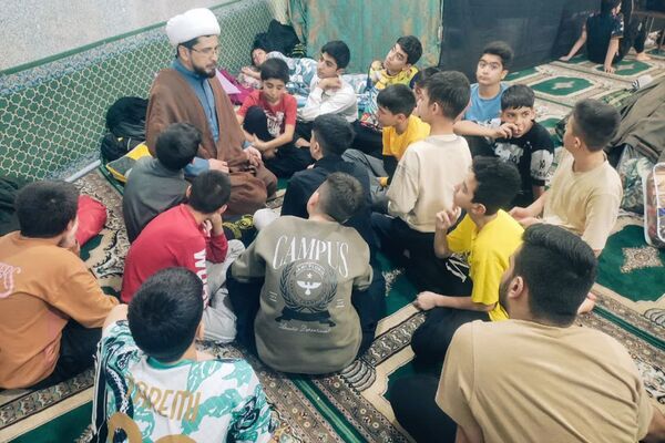 اعتکاف دانش آموزی در مسجد حضرت ابوالفضل قیامدشت