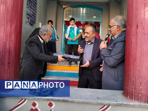 تقدیر دانش‌آموزان یک مدرسه در قم از پدر شهید کریمی