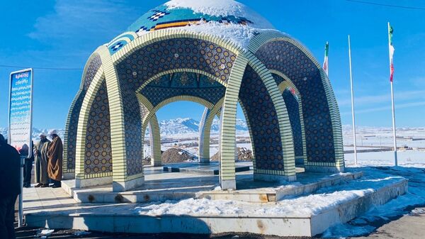 غبار روبی گلزار شهدای گمنام شهرستان باخرز 