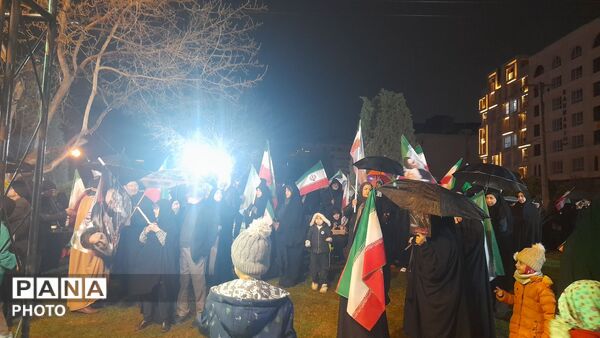 تجمع انقلابی مردم مشهد در میدان محمدیه همزمان با شب شهادت امام صادق (ع)