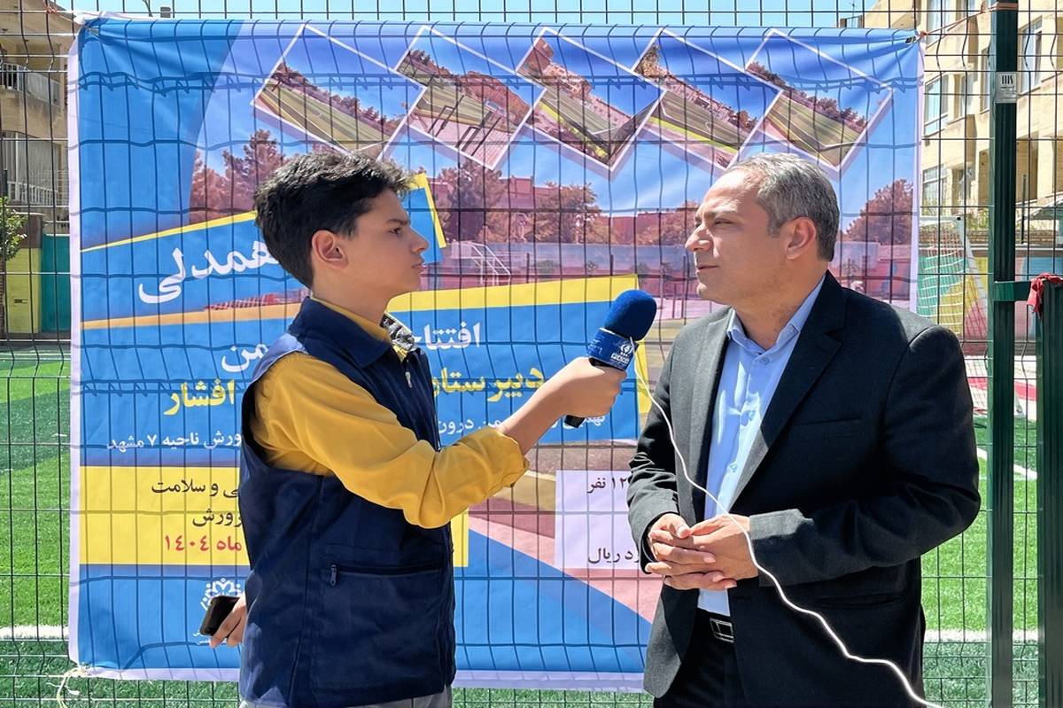 زمین چمن با بذر همکاری به میدان همدلی  تبدیل شد