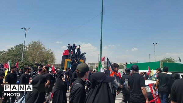 پرچم‌های سرخ بر فراز خیابان‌های تهران؛ بدرقه باشکوه رهبر شهید