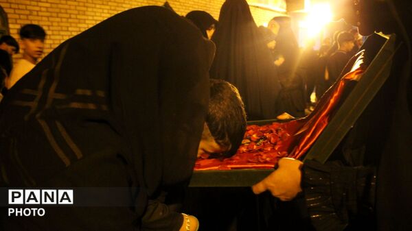 رونمایی از پرچم متبرک حرم امام حسین (ع) در شب عاشورایی در شهرستان مارگون