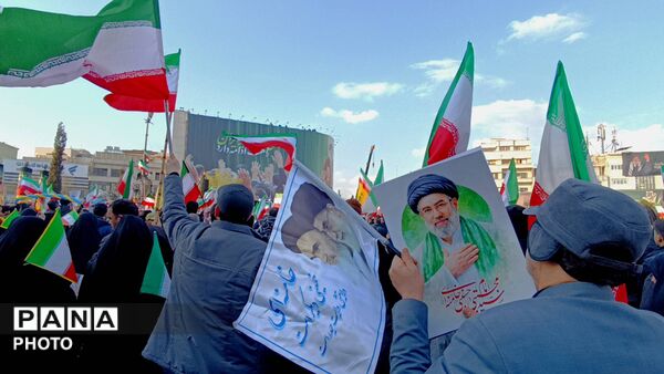 بیعت چشمگیر مردم با رهبر جدید انقلاب 