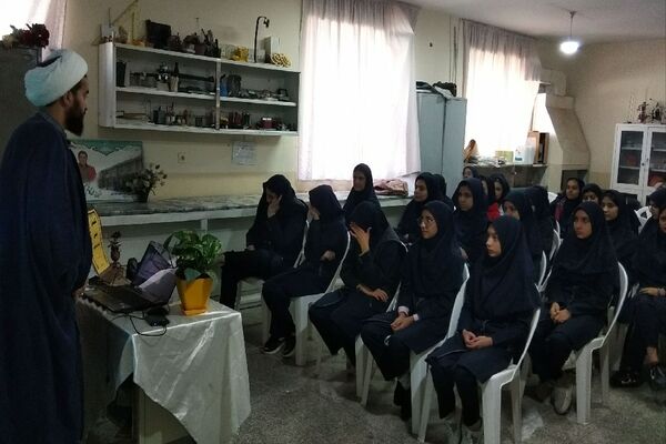 محفل انس با قرآن و گفتمان دینی با یادبود شهدای مقاومت در دبیرستان هوشنگی
