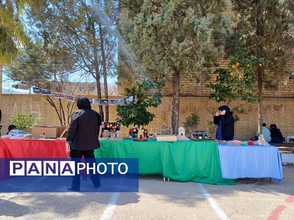 بازارچه کاروفناوری در دبیرستان حاج آقا توکلی زرقان 