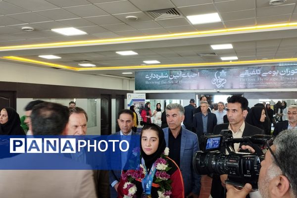 مراسم استقبال از دانش‌آموز مدال آور