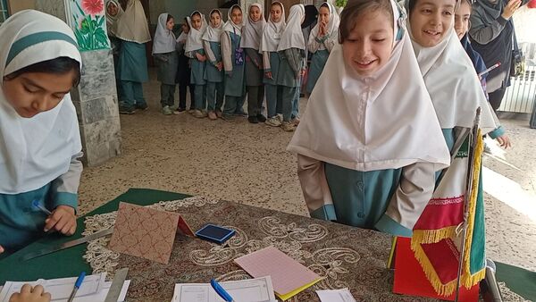 تمرین مردم سالاری در دبستان لطیفه، دانش‌آموزان پای صندوق‌های رأی رفتند