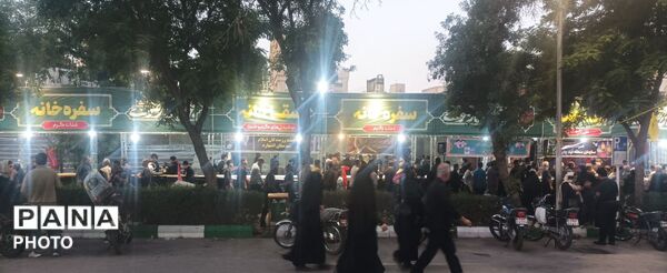 هم اکنون خیابان امام رضا (ع) و خیابان فدائیان اسلام در انتظار تشییع رهبر