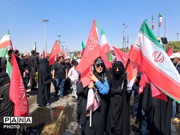  آخرین  وداع  ملت ایران با رهبر شهید در روز تشییع 
