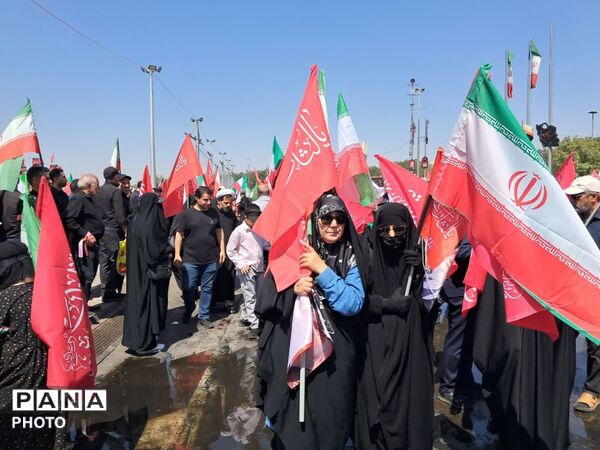  آخرین  وداع  ملت ایران با رهبر شهید در روز تشییع 