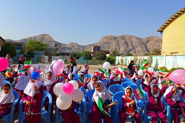 جشن شکوفه‌ها ویژه دانش‌آموزان پایه اول در دبستان حدیث شهرستان باشت