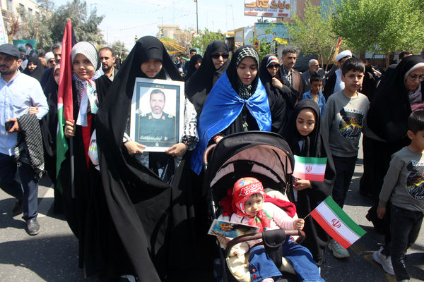 حضور عزتمندانه مردم قم در راهپیمایی آخرین جمعه ماه رمضان