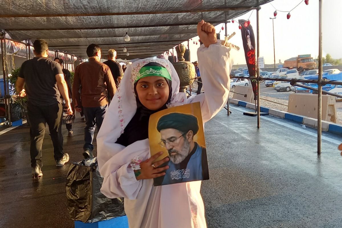 با مشت گره کرده برخاستیم