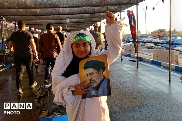 با مشت گره کرده برخاستیم