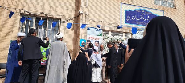همزمان با سی و یکم شهریور ماه  زنگ شکوفه ها در مدارس باخرز به صدا درآمد